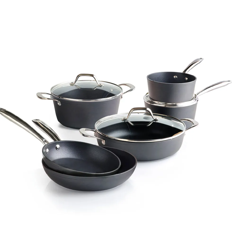 batterie_de_cuisine___pic_0-2.webp Batterie de cuisine - 9 pièces en aluminium forgé et acier inoxydable - 16 + 18 + 24 + 28 cm - Black*Brandt Best