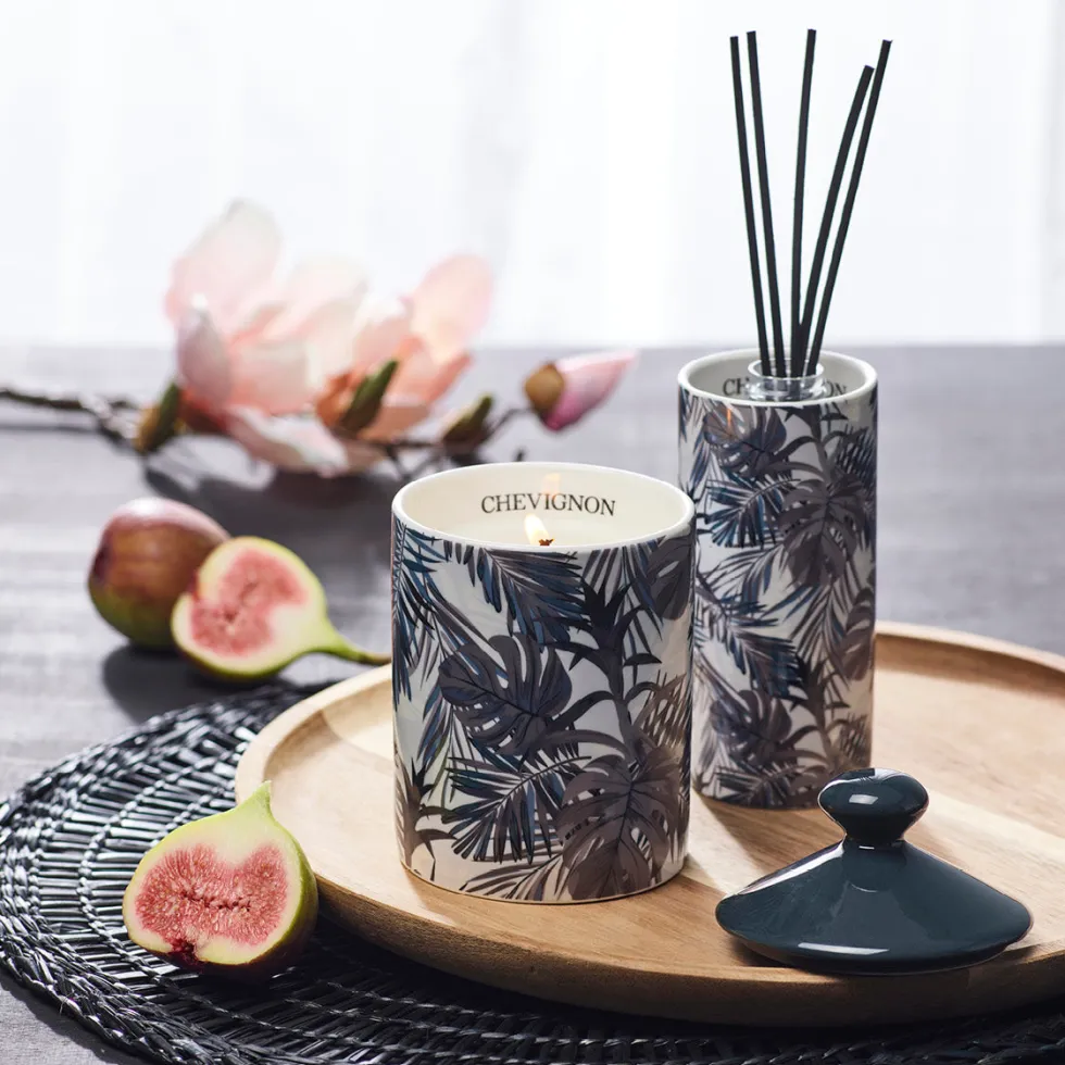 bougie_parfume_en_pot_de__1-6.webp Bougie parfumée en pot de porcelaine Jungle - Bleu - Figuier - 315 g*Chevignon New