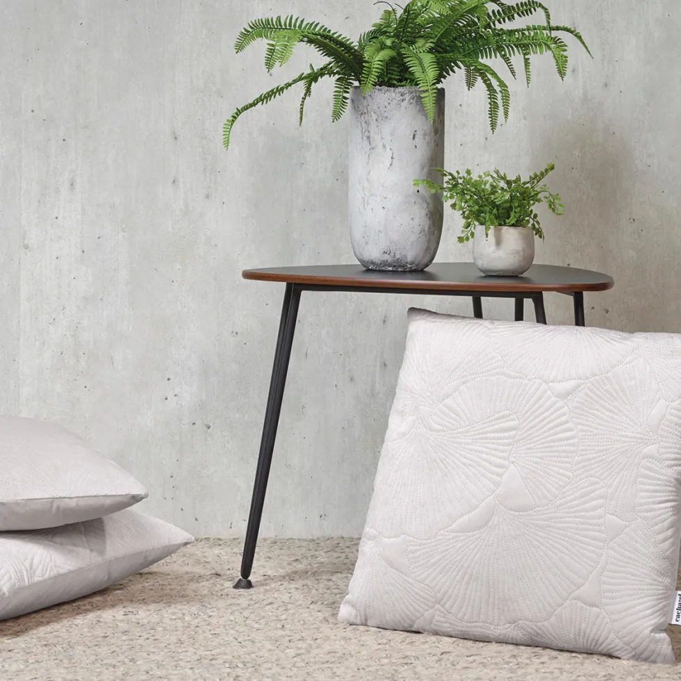 coussin_fleur_emboss__tau_2.webp Coussin fleur embossé - Taupe*Cacharel Clearance