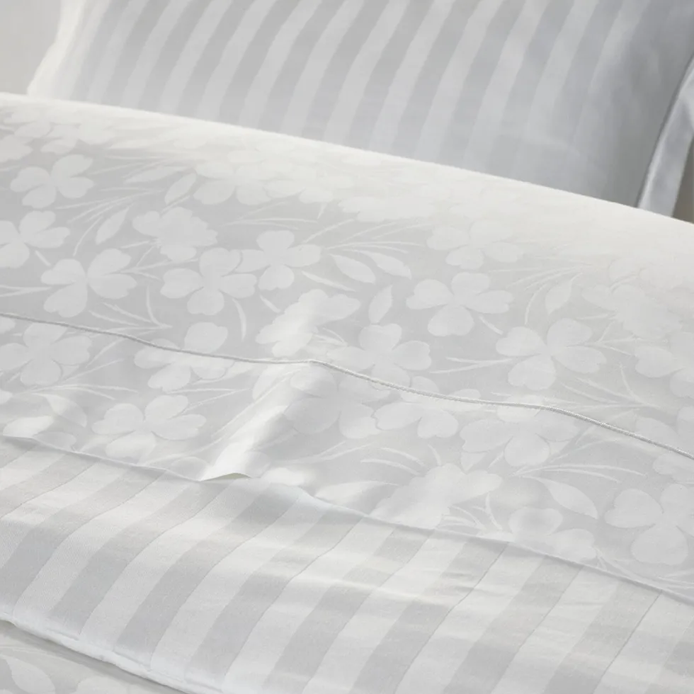 couverture_bb_satin_de_co_2-1.webp Couverture bébé satin de coton tissé Jacquard - Cresson de fontaine Blanc*Ines by Ines de la Fressange Clearance