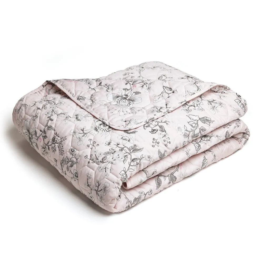 couvrelit_matelass_en__sa_0.webp Couvre-lit matelassé en 100% satin de coton - dessin Jardin secret Rose*Cacharel Online