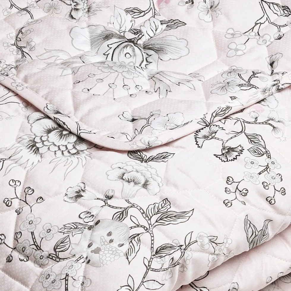 couvrelit_matelass_en__sa_1.webp Couvre-lit matelassé en 100% satin de coton - dessin Jardin secret Rose*Cacharel Online