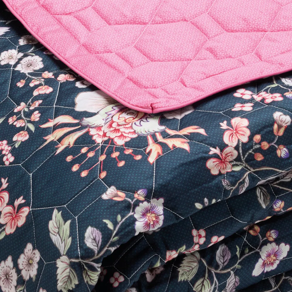 couvrelit_xl_murmure_flor_1.webp Couvre-lit XL Murmure floral Bleu foncé / Rose - 220 x 250 cm*Rodier Outlet