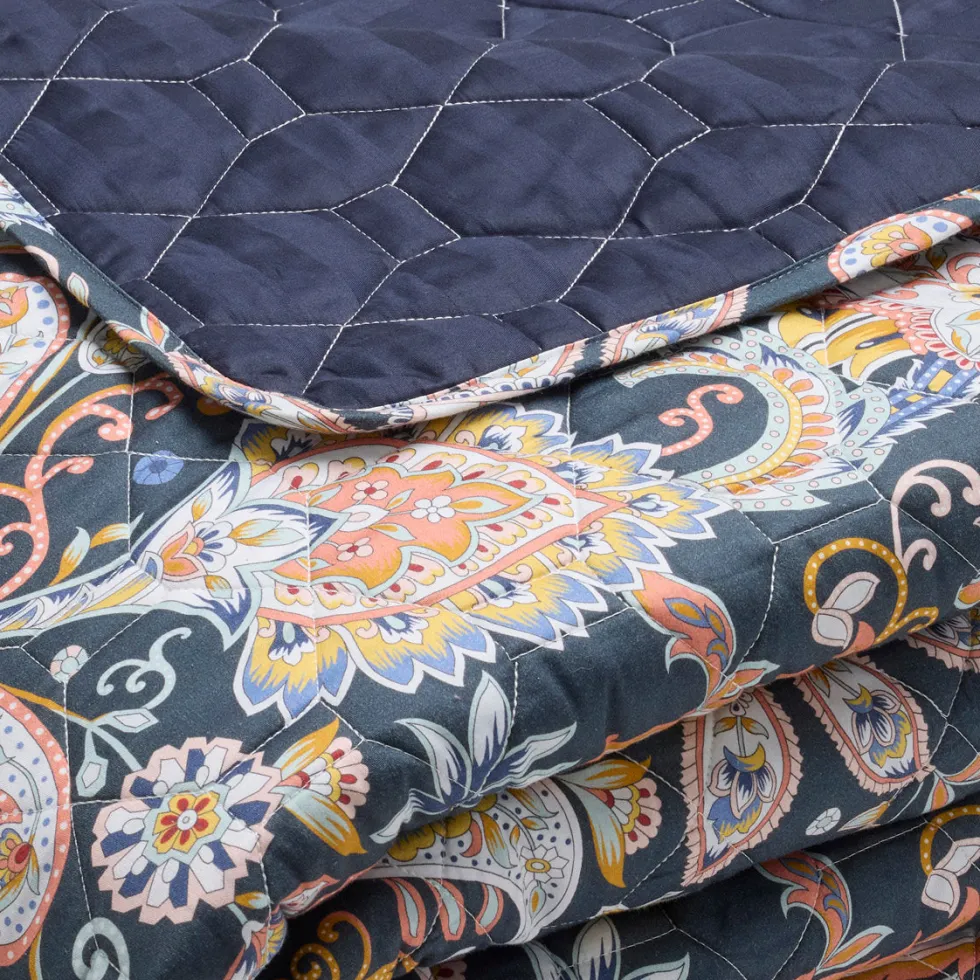 couvrelit_xl_paisley_bleu_1.webp Couvre-lit XL Paisley Bleu foncé / Doré - 220 x 250 cm*Chevignon Sale