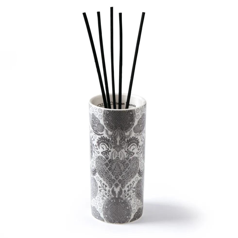 diffuseur_en_porcelaine___0-5.webp Diffuseur en porcelaine - Arles Gris - Cèdre blanc - 100 ml*CXLbyChristianLacroix Outlet