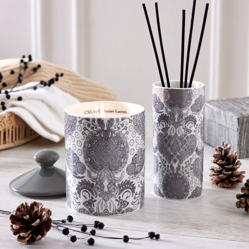 diffuseur_en_porcelaine___1-5.webp Diffuseur en porcelaine - Arles Gris - Cèdre blanc - 100 ml*CXLbyChristianLacroix Outlet