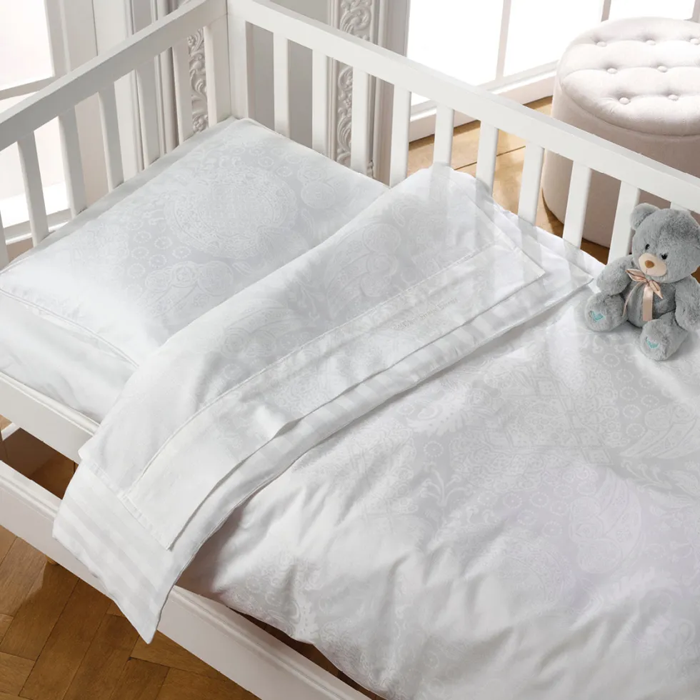 drap_plat_bb_en_satin_de__2.webp Drap plat bébé en satin de coton - tissé Jacquard - Arles Blanc*CXLbyChristianLacroix Sale