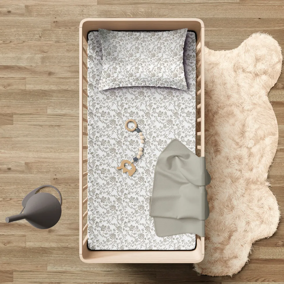 drap_plat_bb_satin_de_cot_0-8.webp Drap plat bébé satin de coton - Parterre de Roses Blanc / Taupe*Rodier Best