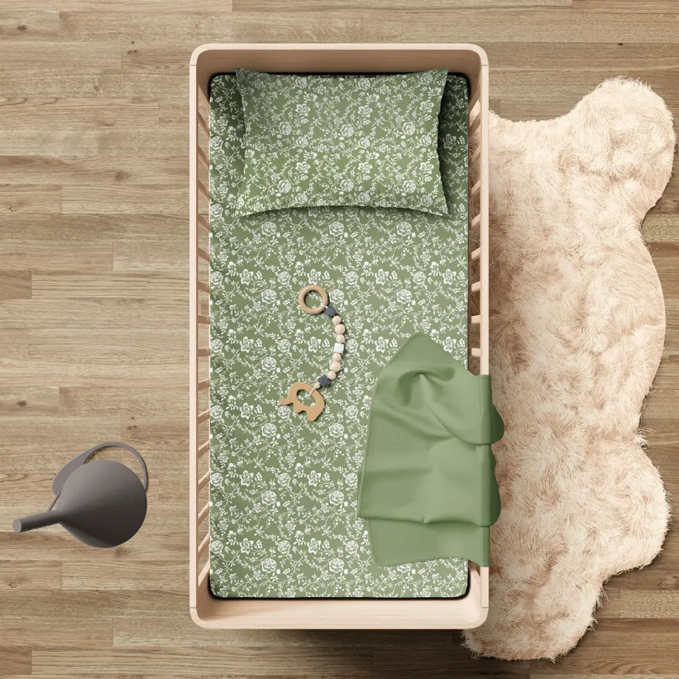 drap_plat_bb_satin_de_cot_0-9.webp Drap plat bébé satin de coton - Parterre de Roses Vert*Rodier Online