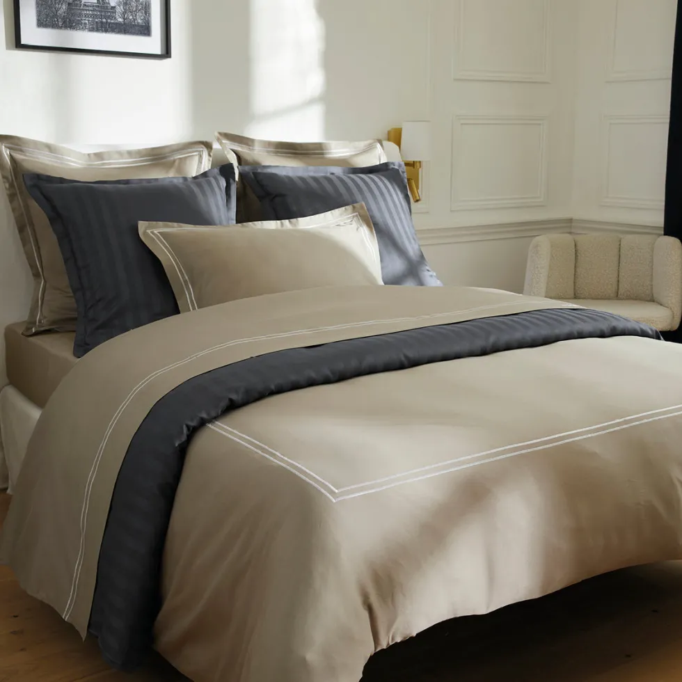 drap_plat_satin_de_coton__1-25.webp Drap plat satin de coton - Saint-Tropez Blanc / Taupe*Chevignon Hot