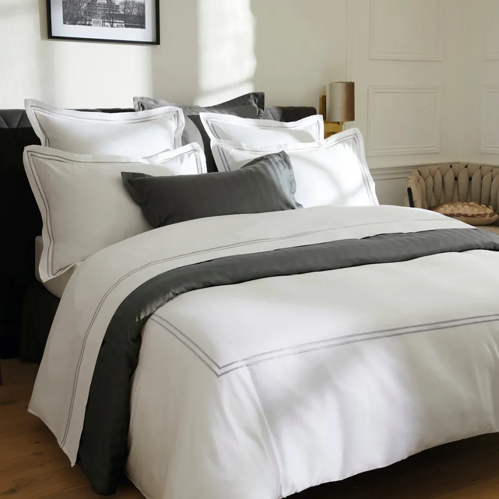 drap_plat_satin_de_coton__1-38.webp Drap plat satin de coton - Nice Gris / Blanc*Rodier New
