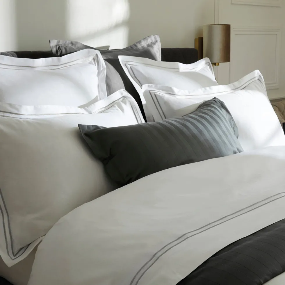 drap_plat_satin_de_coton__2-37.webp Drap plat satin de coton - Nice Gris / Blanc*Rodier New