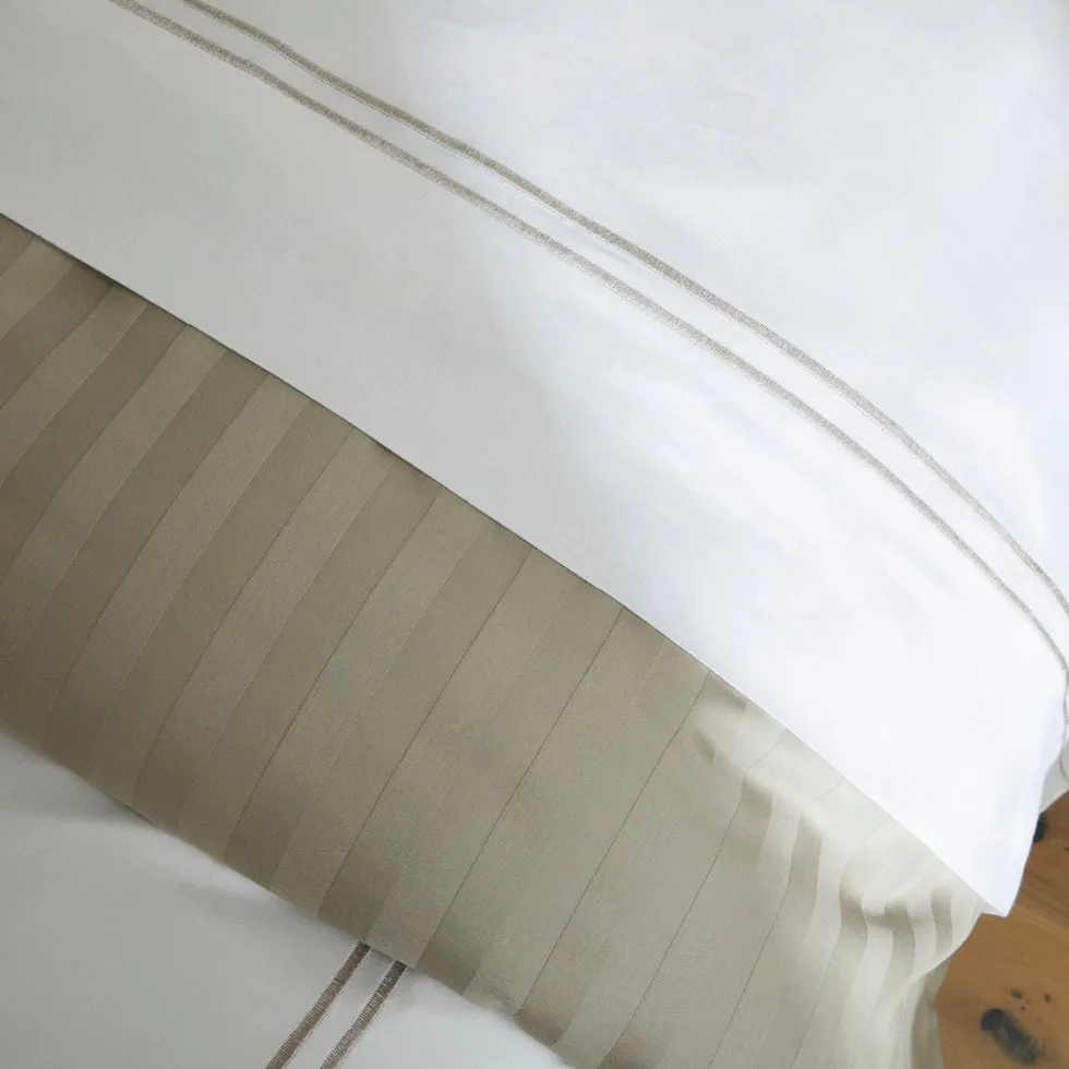 drap_plat_satin_de_coton__2-43.webp Drap plat satin de coton - Paris Taupe / Blanc*Maison Héritage Fashion