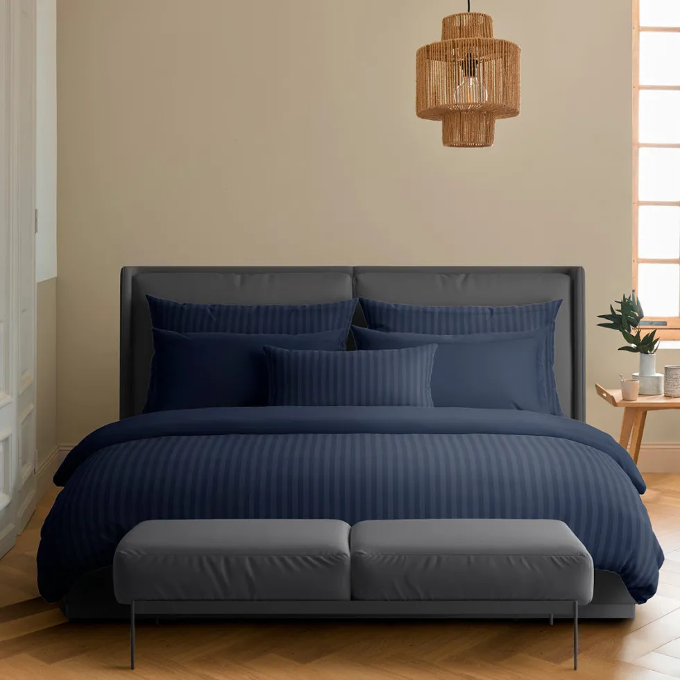 housse_de_couette__taies__1-11.webp Housse de couette + taie(s) d'oreiller satin de coton - tissé Jacquard - rayures bleu foncé*Rodier Online