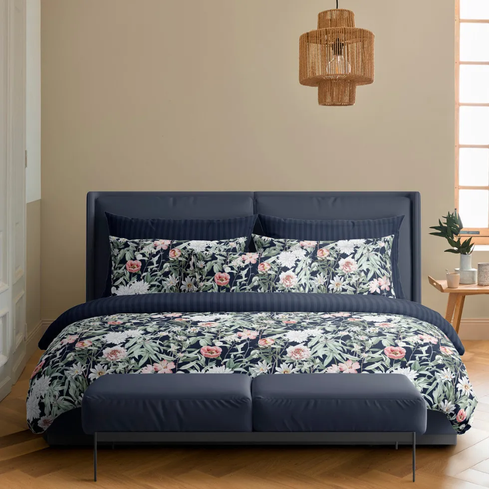 housse_de_couette__taies__1-115.webp Housse de couette + taie(s) d'oreiller satin de coton - Nuit Florale bleu foncé*Rodier Online