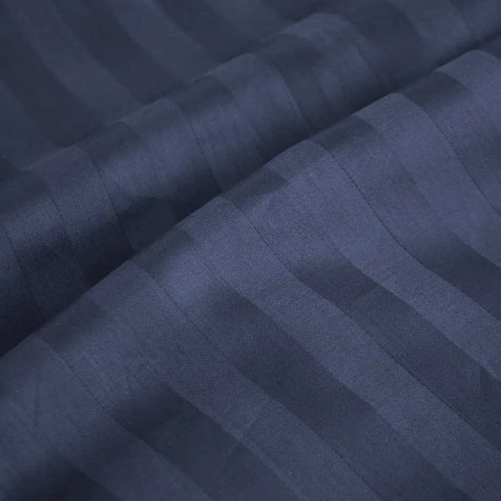 housse_de_couette__taies__2-11.webp Housse de couette + taie(s) d'oreiller satin de coton - tissé Jacquard - rayures bleu foncé*Rodier Online