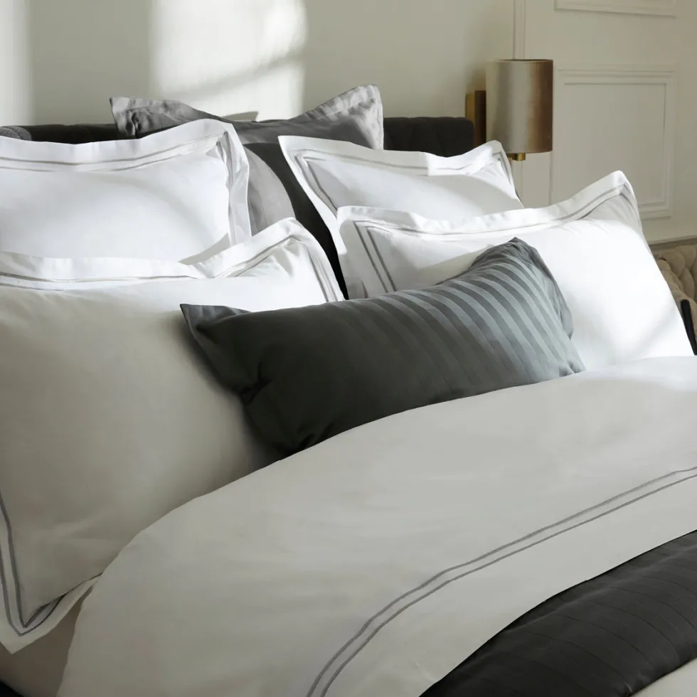 housse_de_couette__taies__3-105.webp Housse de couette + taie(s( d'oreiller satin de coton - Nice Gris / Blanc*Rodier New