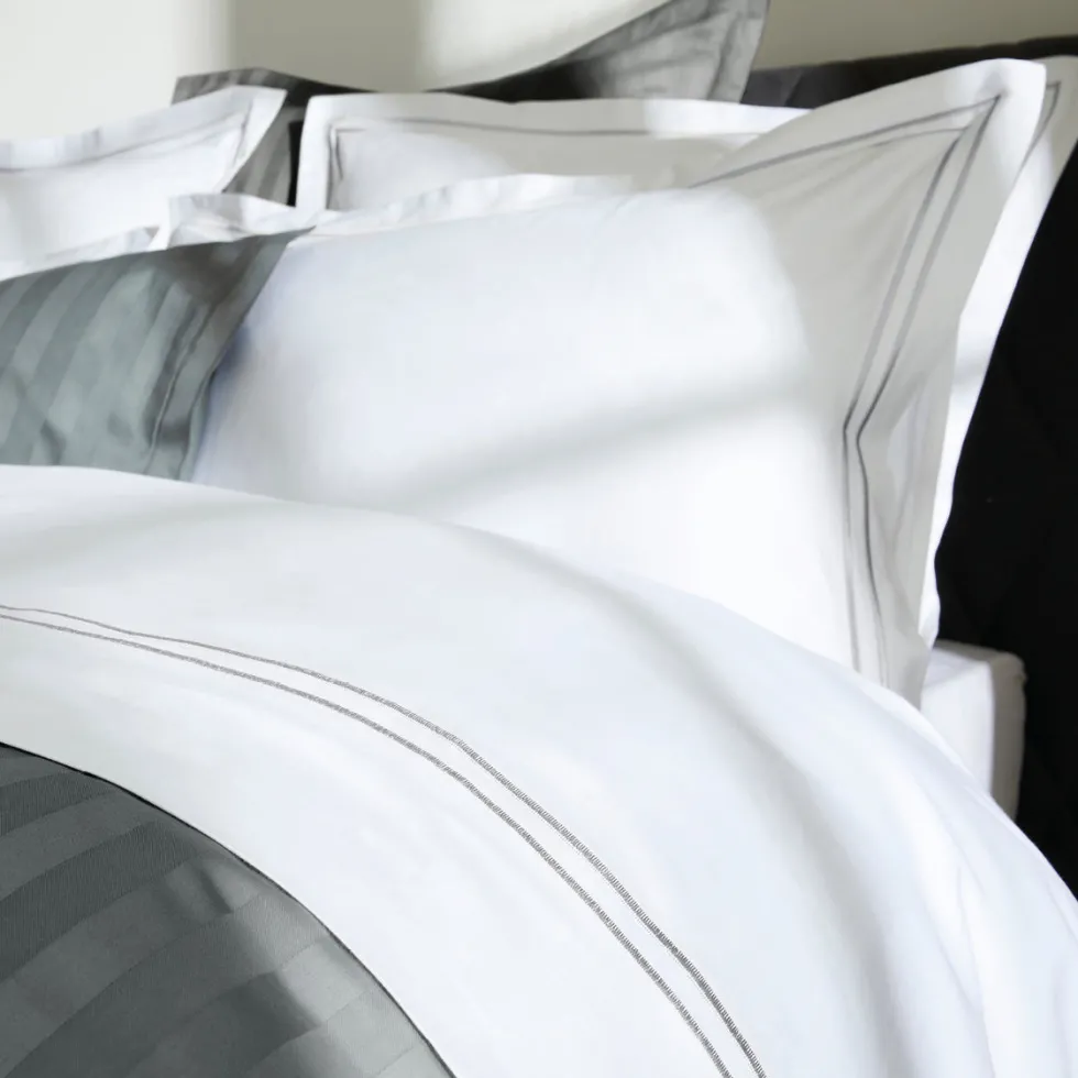 housse_de_couette__taies__4-20.webp Housse de couette + taie(s( d'oreiller satin de coton - Nice Gris / Blanc*Rodier New