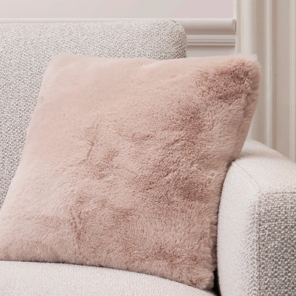 housse_de_coussin_imitati_1-4.webp Housse de coussin imitation fourrure Rose clair - 40 x 40 cm*Maison Héritage Online
