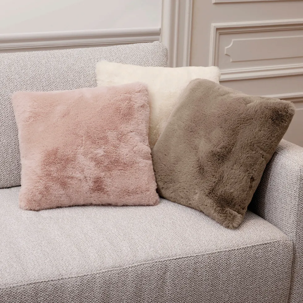 housse_de_coussin_imitati_2-4.webp Housse de coussin imitation fourrure Rose clair - 40 x 40 cm*Maison Héritage Online