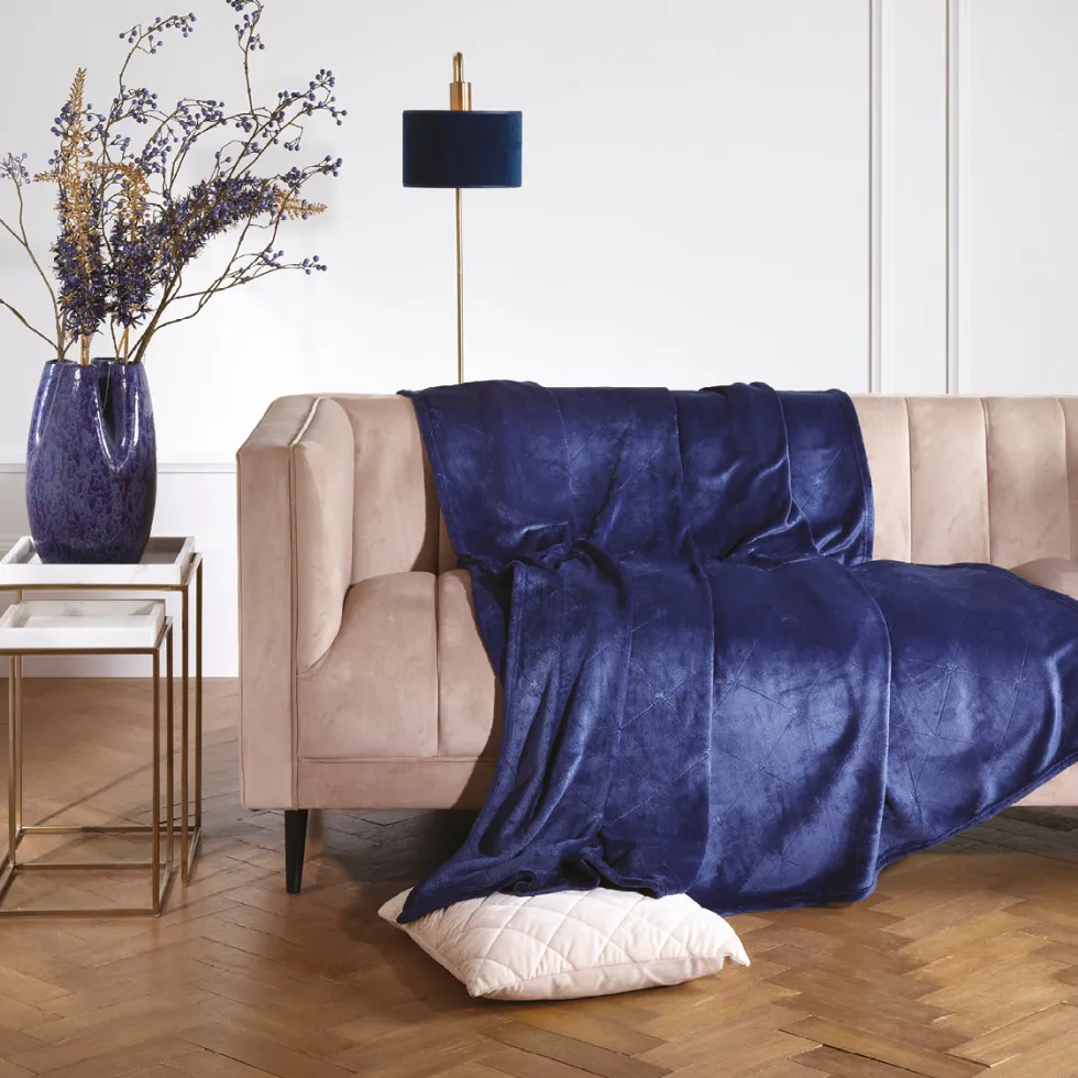 maxi_plaidcouvrelit_dessi_1-2.webp Maxi plaid/couvre-lit dessin : Diamond Bleu foncé - 180 x 220 cm*Maison Héritage New