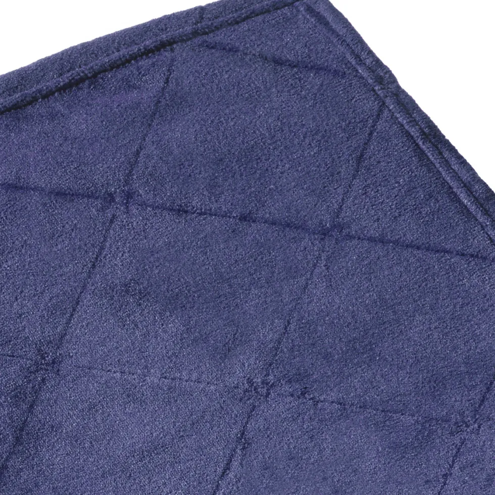 maxi_plaidcouvrelit_dessi_2-2.webp Maxi plaid/couvre-lit dessin : Diamond Bleu foncé - 180 x 220 cm*Maison Héritage New