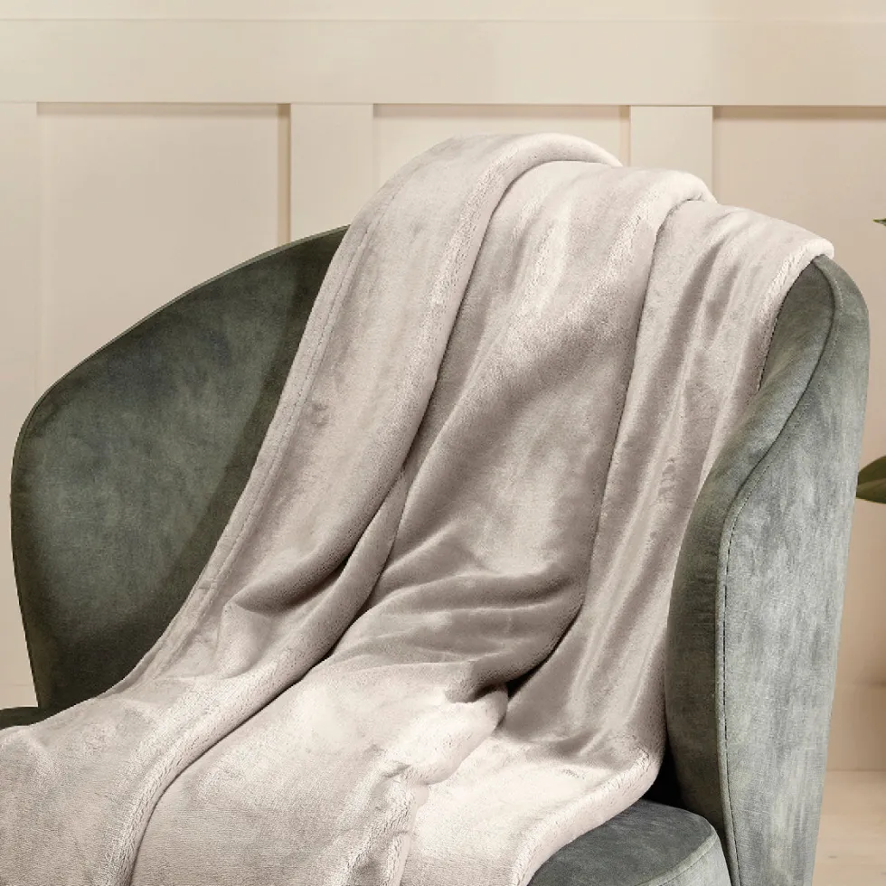 maxi_plaidcouvrelit_en_po_1.webp Maxi plaid/couvre-lit en polaire : Taupe - 180 x 220 cm*CXLbyChristianLacroix Fashion