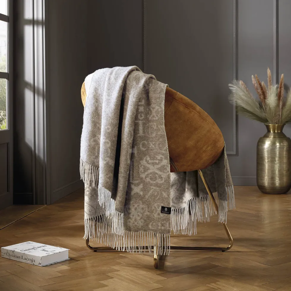 plaid_tiss__signature_tau_1.webp Plaid tissé - Signature taupe : 130 x 180 cm*CXLbyChristianLacroix Outlet
