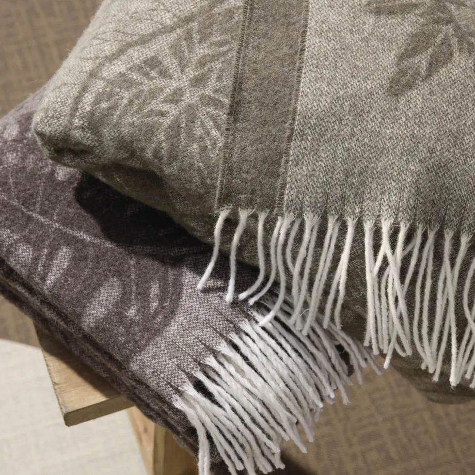 plaid_tiss_en_cachemire_t_2-3.webp Plaid tissé en cachemire Toucania Marron - 130 x 180 cm*Cacharel Outlet
