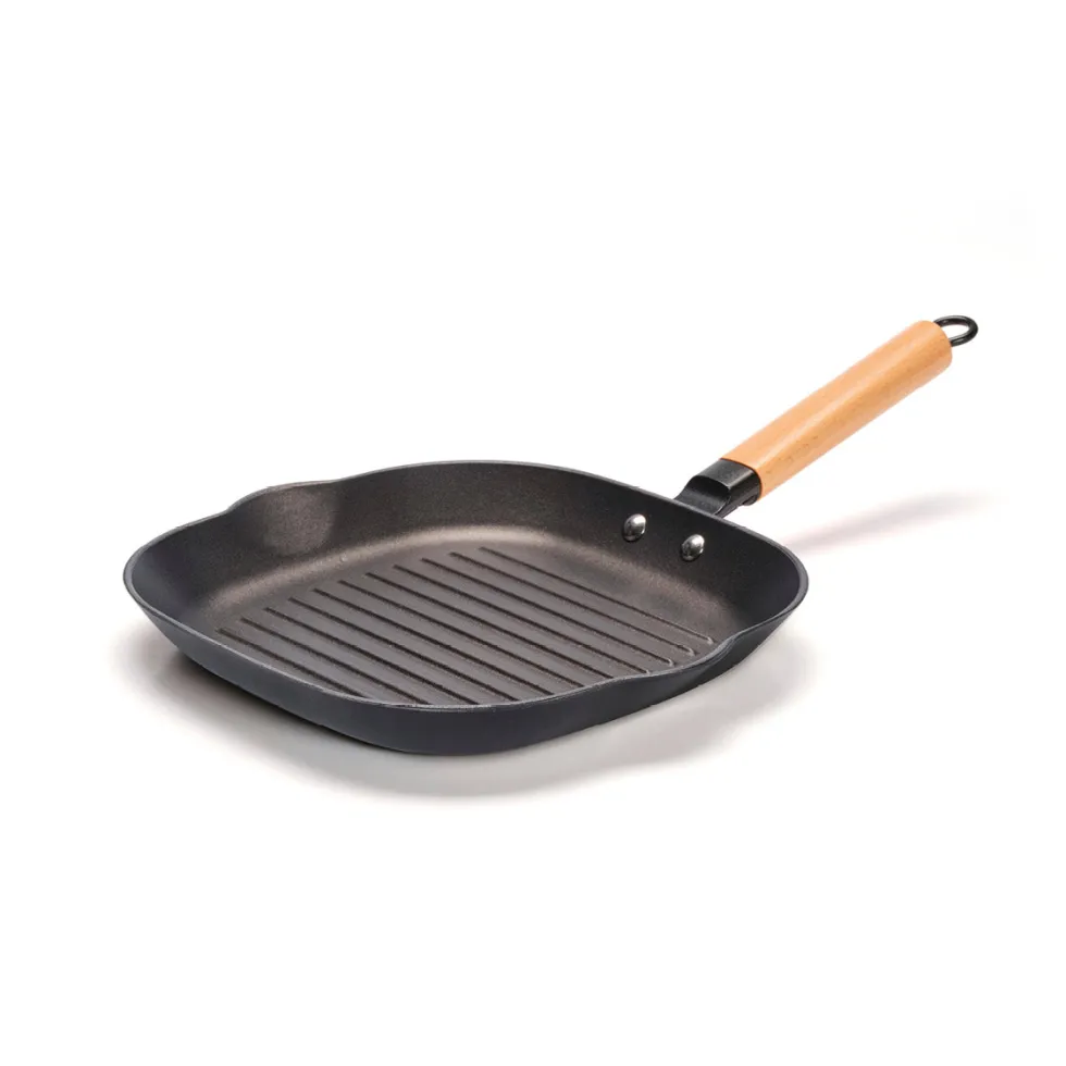 pole_gril_en_fonte_dacier_3.webp Poêle gril en fonte d'acier 28 cm avec manche en bois - Noir*Brandt Online