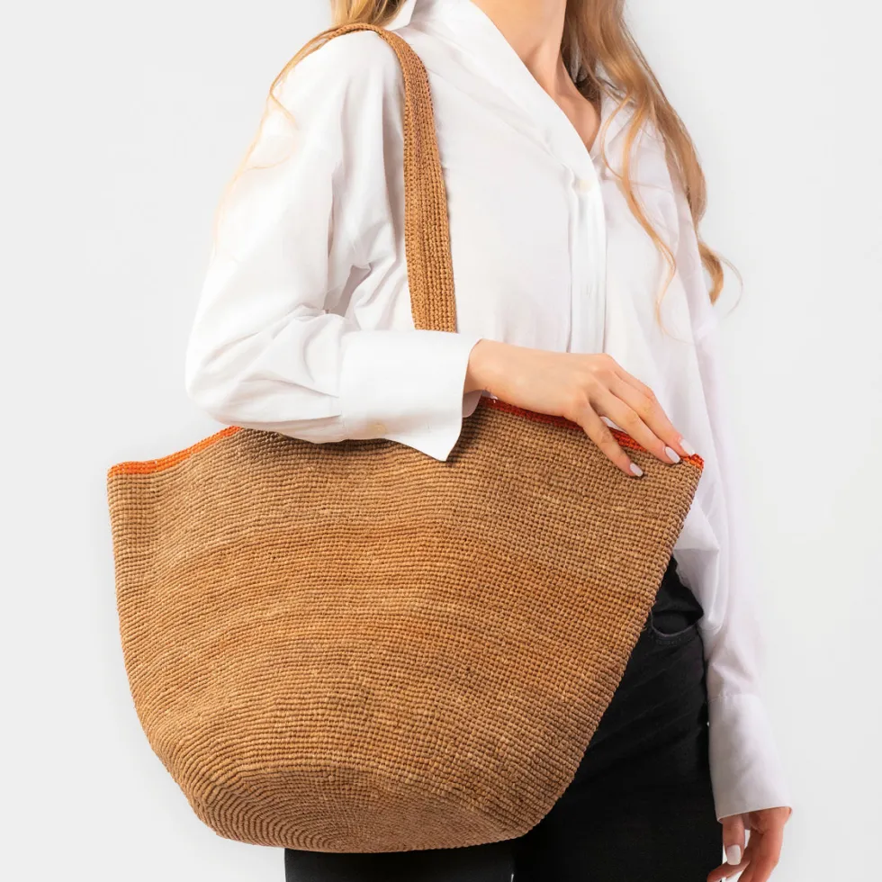 sac__main_hony_en_raphia__1.webp Sac à main Hony en raphia confactionné à la main - thé foncé*CXLbyChristianLacroix Online