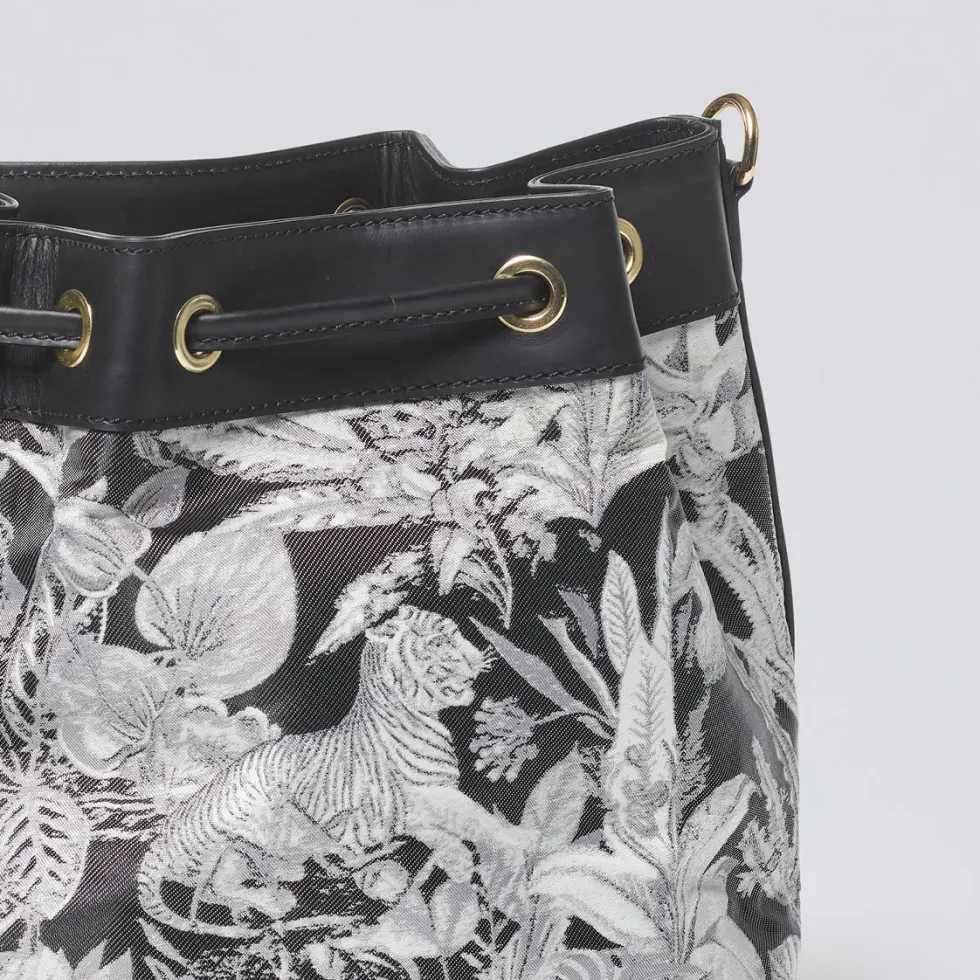 sac_seau_alinor_en_cuir_e_2.webp Sac seau Aliénor en cuir et jacquard Zanzibar - Noir*CXLbyChristianLacroix Fashion