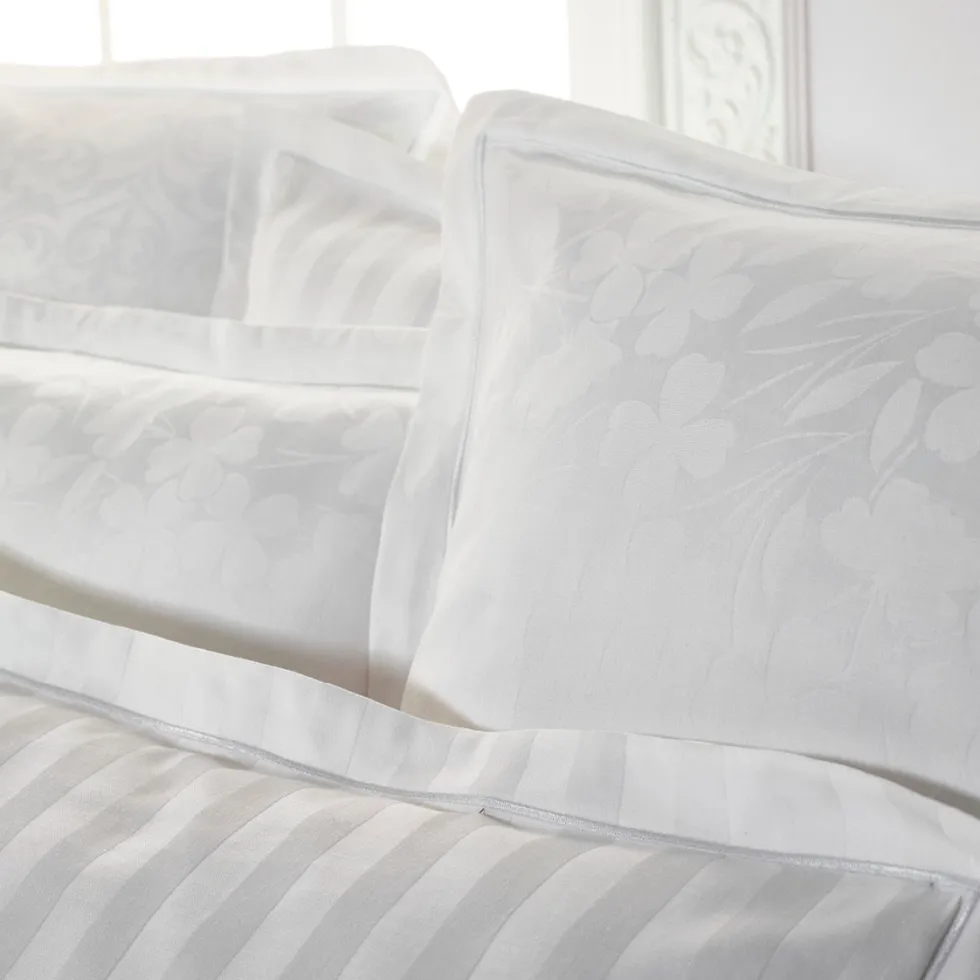 taie_de_traversin__tiss_j_2-7.webp Taie de traversin - tissé Jacquard - Petites Fleurs blanc*Cacharel Clearance