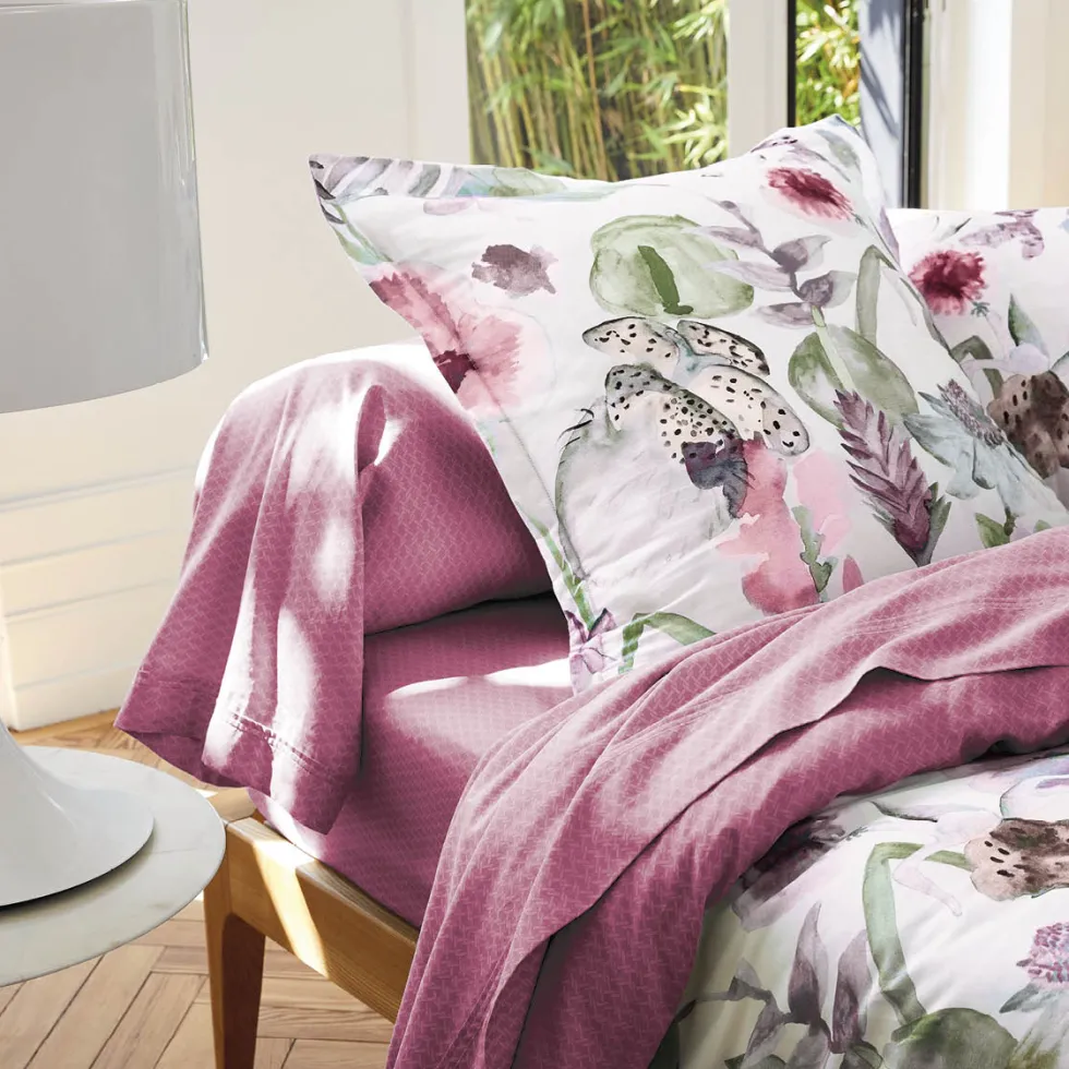 taie_de_traversin_satin_d_2-3.webp Taie de traversin satin de coton - Garden Micro Framboise*CXLbyChristianLacroix Outlet