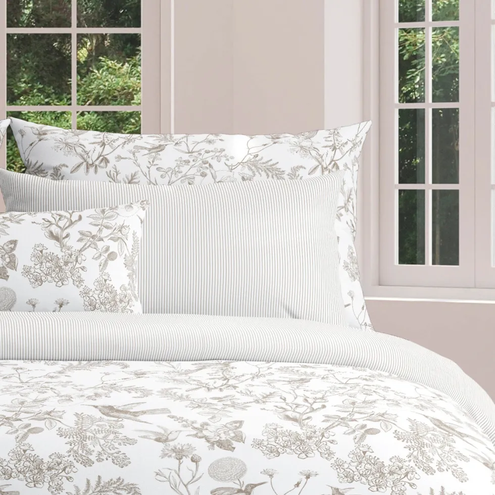 taie_de_traversin_satin_d_2-4.webp Taie de traversin satin de coton - Traits fins Taupe*Maison Héritage Outlet
