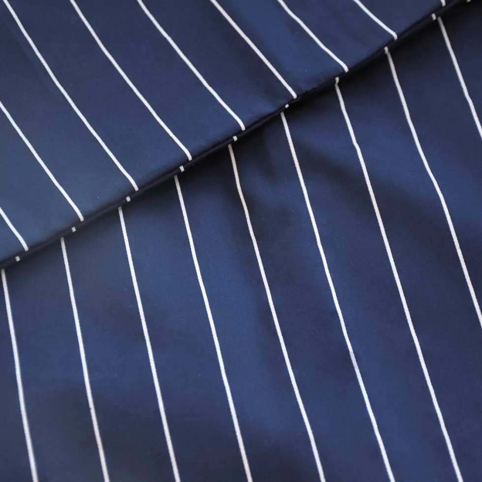 taies_cotton_satin__rayur_2.webp Taie(s) cotton satin - Rayures classiques bleu foncé*Chevignon Clearance