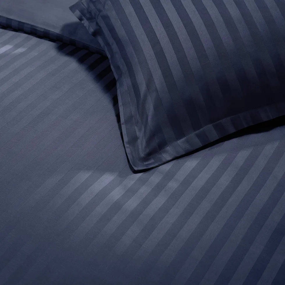 taies_doreiller__jacquard_3.webp Taie(s) d'oreiller - Jacquard tissé - rayures bleu foncé*Ines by Ines de la Fressange Outlet