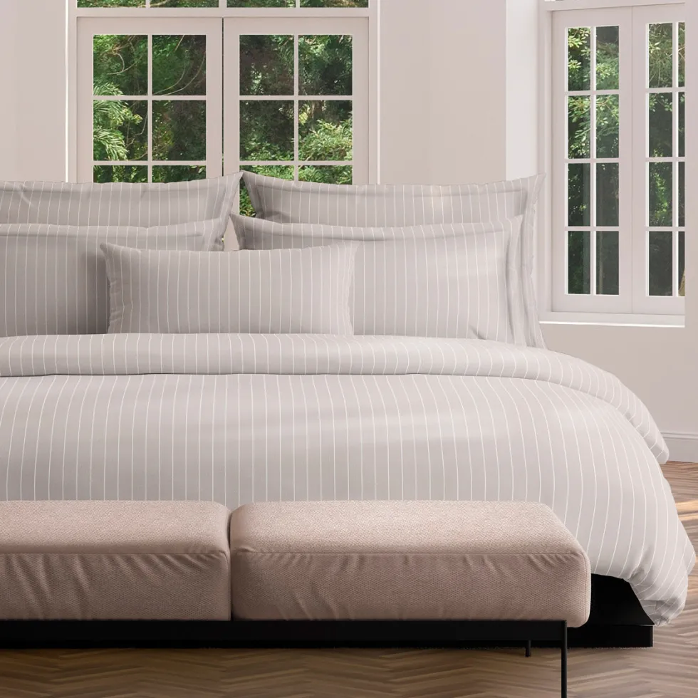 taies_doreiller_satin_de__1-14.webp Taie(s) d'oreiller satin de coton - Rayures élégantes Taupe*Maison Héritage Outlet