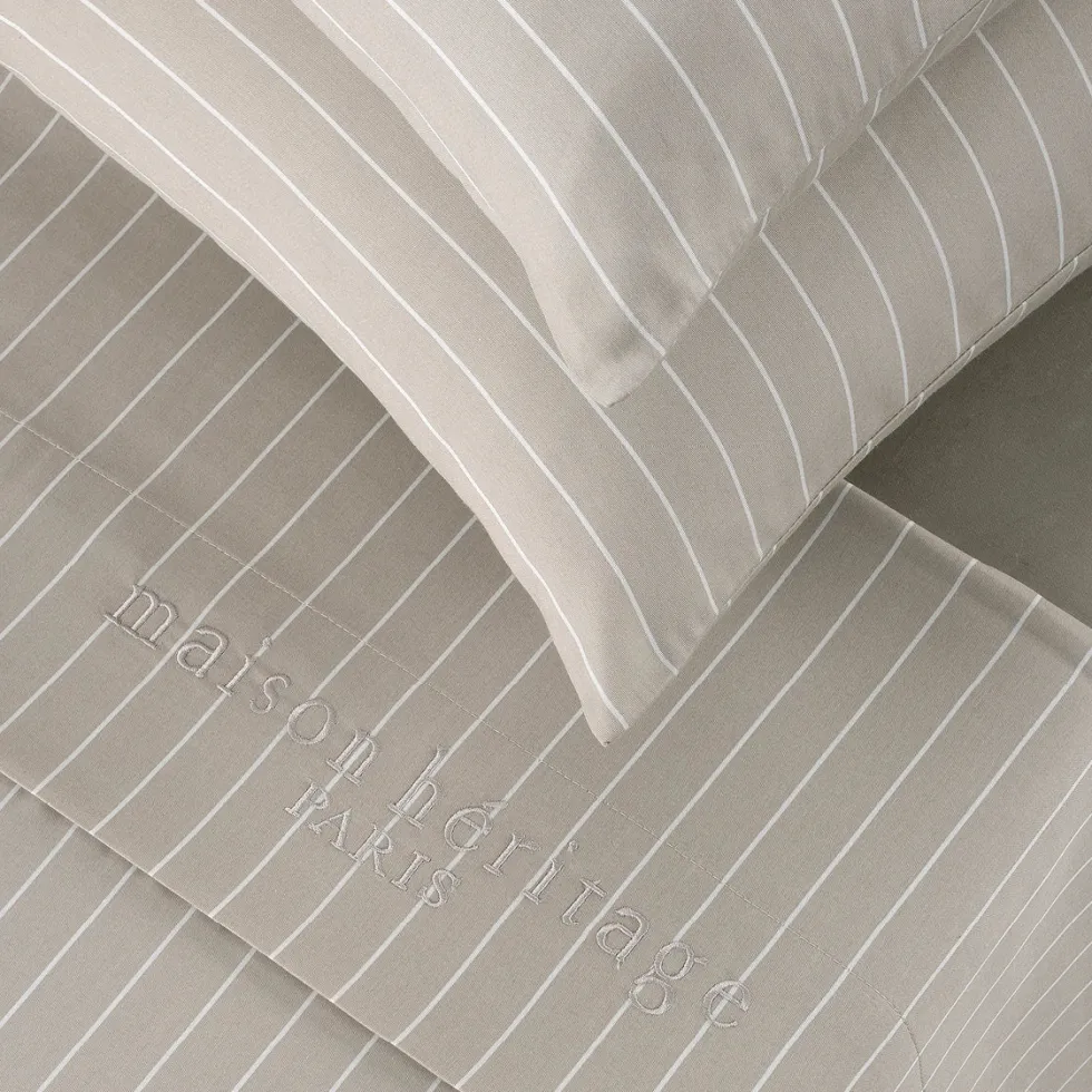 taies_doreiller_satin_de__2-13.webp Taie(s) d'oreiller satin de coton - Rayures élégantes Taupe*Maison Héritage Outlet