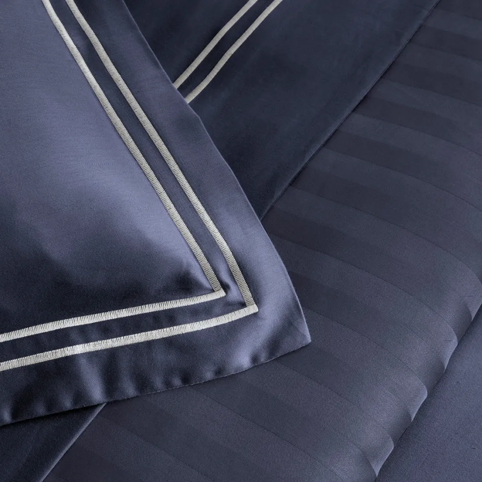 taies_doreiller_satin_de__2-39.webp Taie(s) d'oreiller satin de coton - La Rochelle Blanc / Bleu foncé*Cacharel Discount