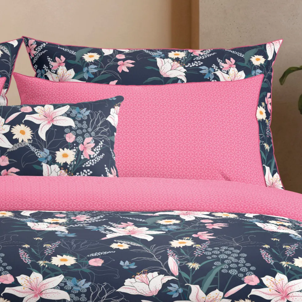 taies_doreiller_satin_de__3-38.webp Taie(s) d'oreiller satin de coton - Fleur de minuit Bleu foncé / Rose*Cacharel New