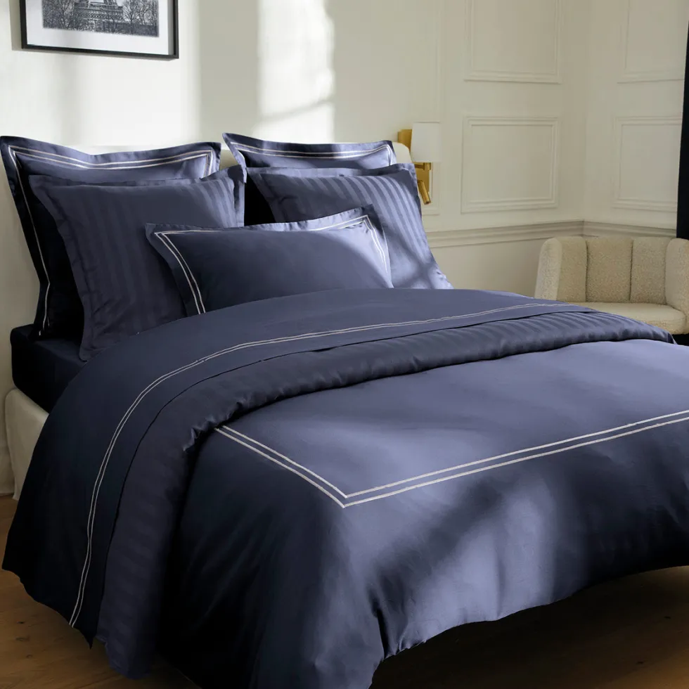 taies_doreiller_satin_de__3-39.webp Taie(s) d'oreiller satin de coton - La Rochelle Blanc / Bleu foncé*Cacharel Discount