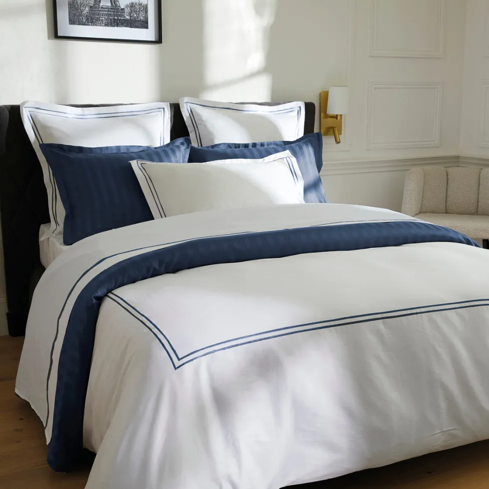 taies_doreiller_satin_de__3-64.webp Taie(s) d'oreiller satin de coton - Paris Bleu foncé / Blanc*Maison Héritage Fashion