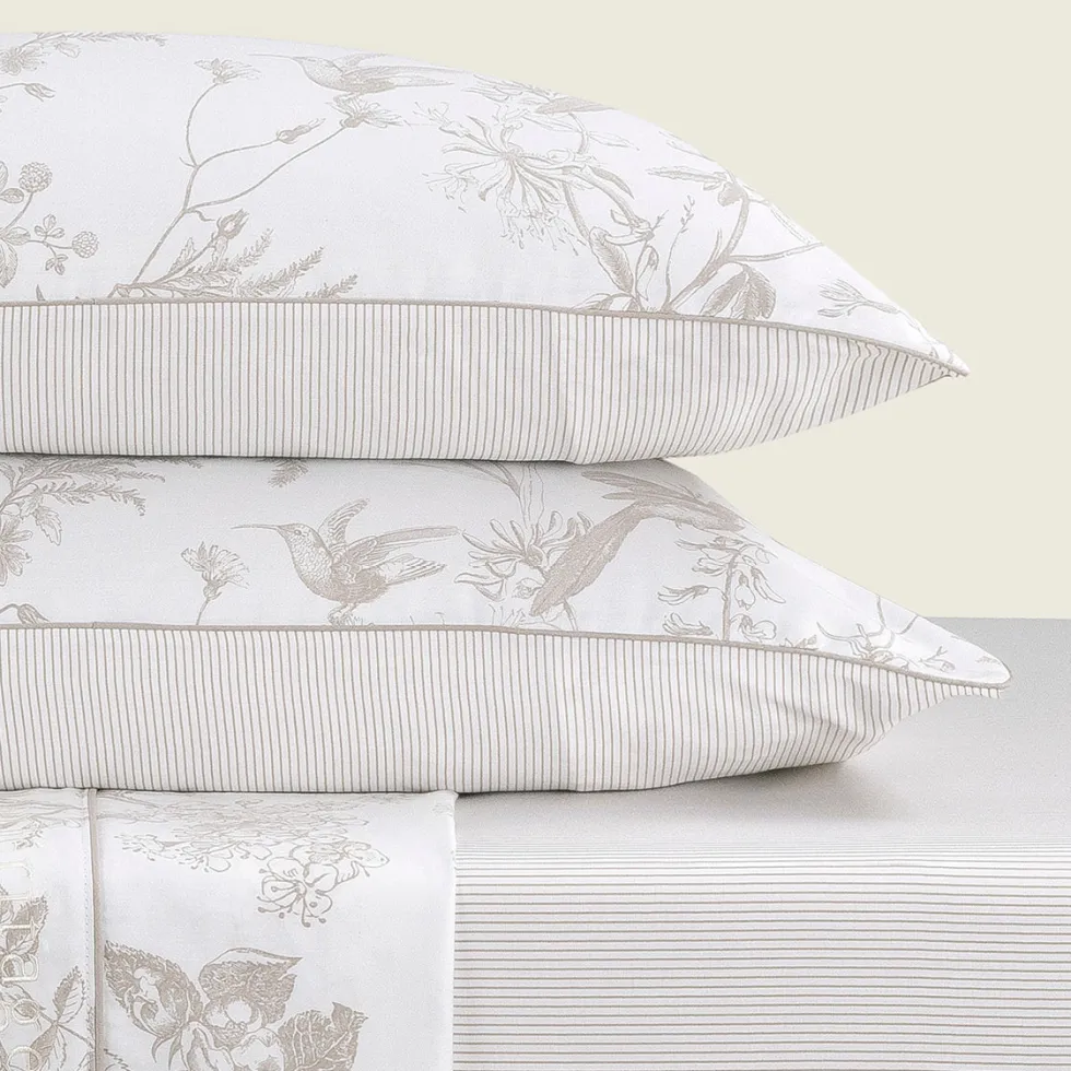 taies_doreiller_satin_de__3-74.webp Taie(s) d'oreiller satin de coton - Colibri floral Taupe*Maison Héritage New