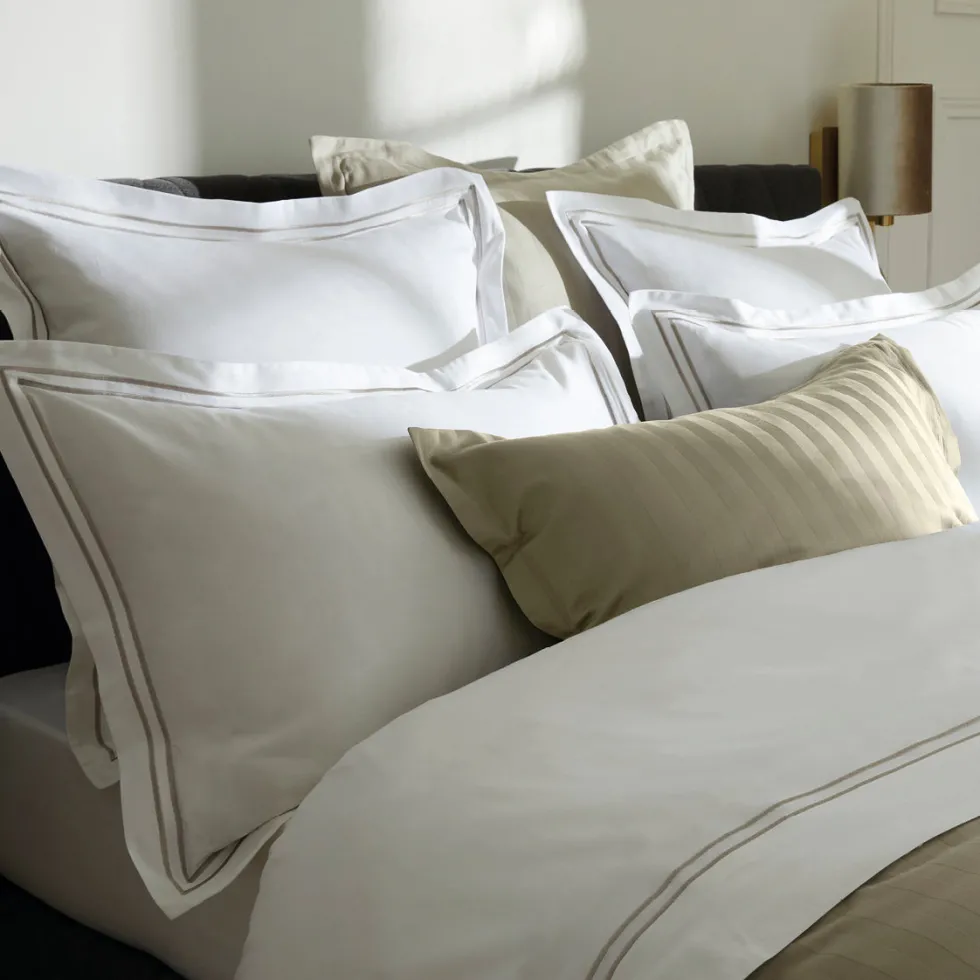 taies_doreiller_satin_de__3-88.webp Taie(s) d'oreiller satin de coton - Paris Taupe / Blanc*Maison Héritage Fashion